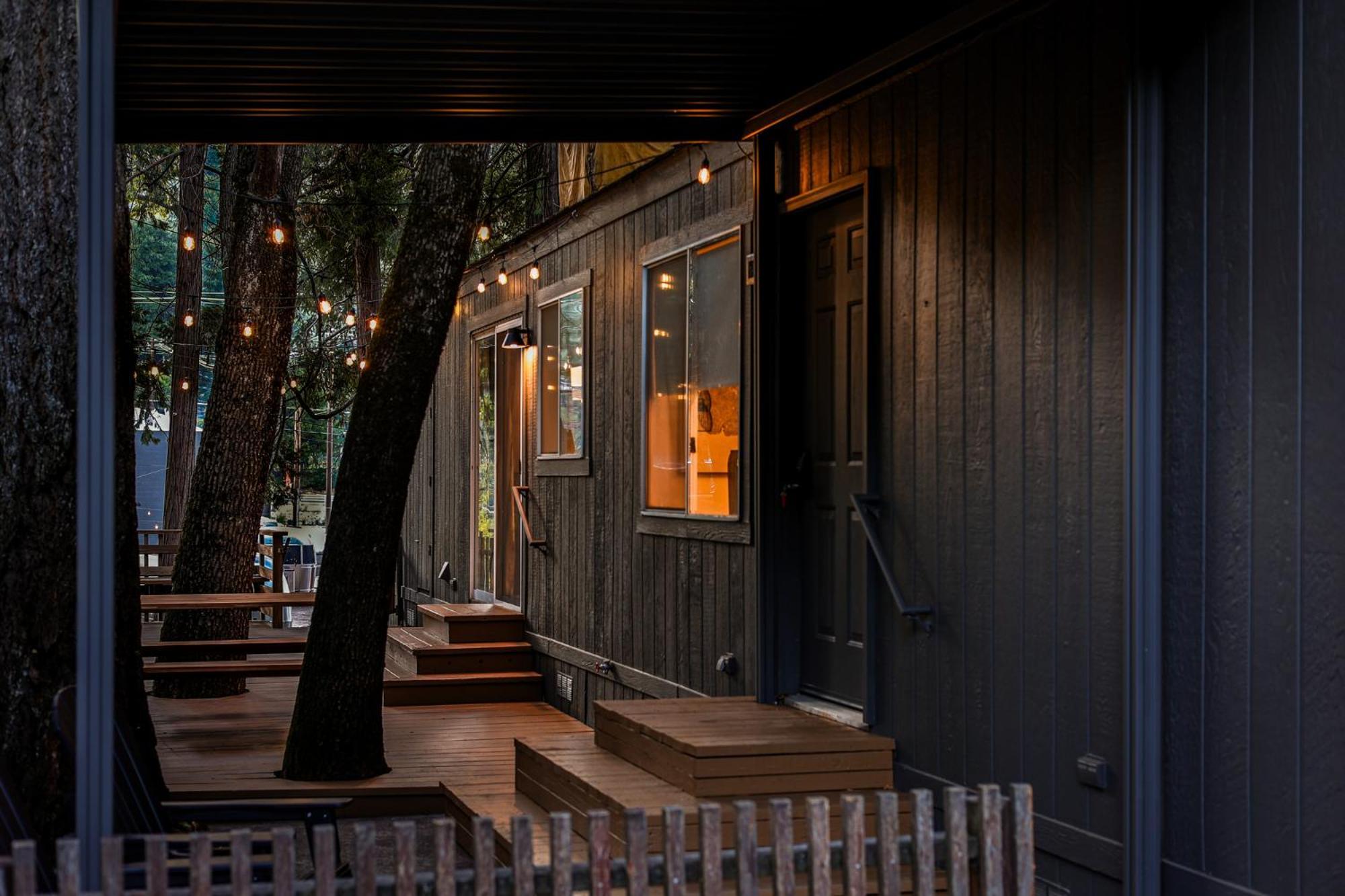 Cave Springs Resort Dunsmuir Extérieur photo