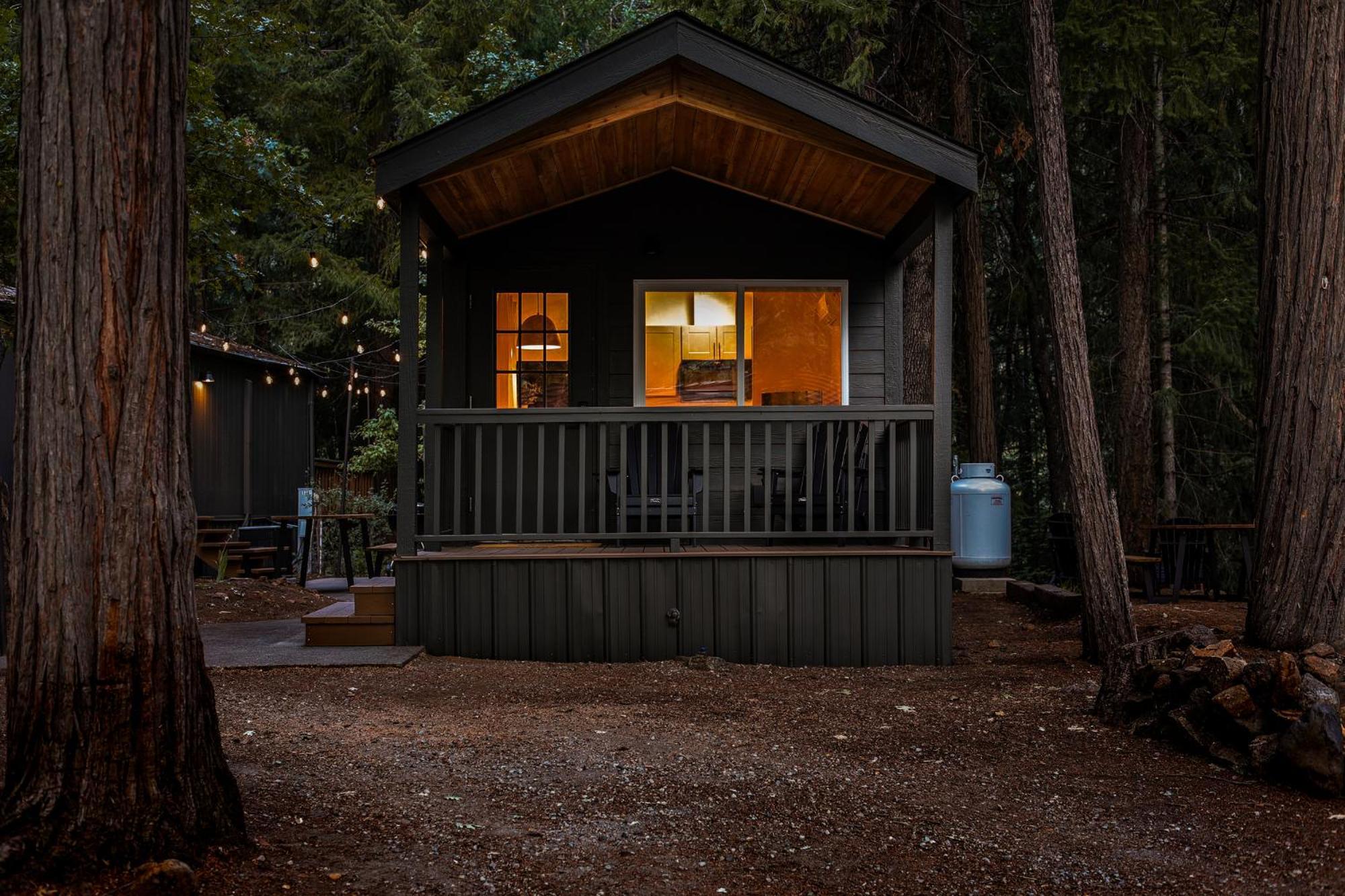 Cave Springs Resort Dunsmuir Extérieur photo