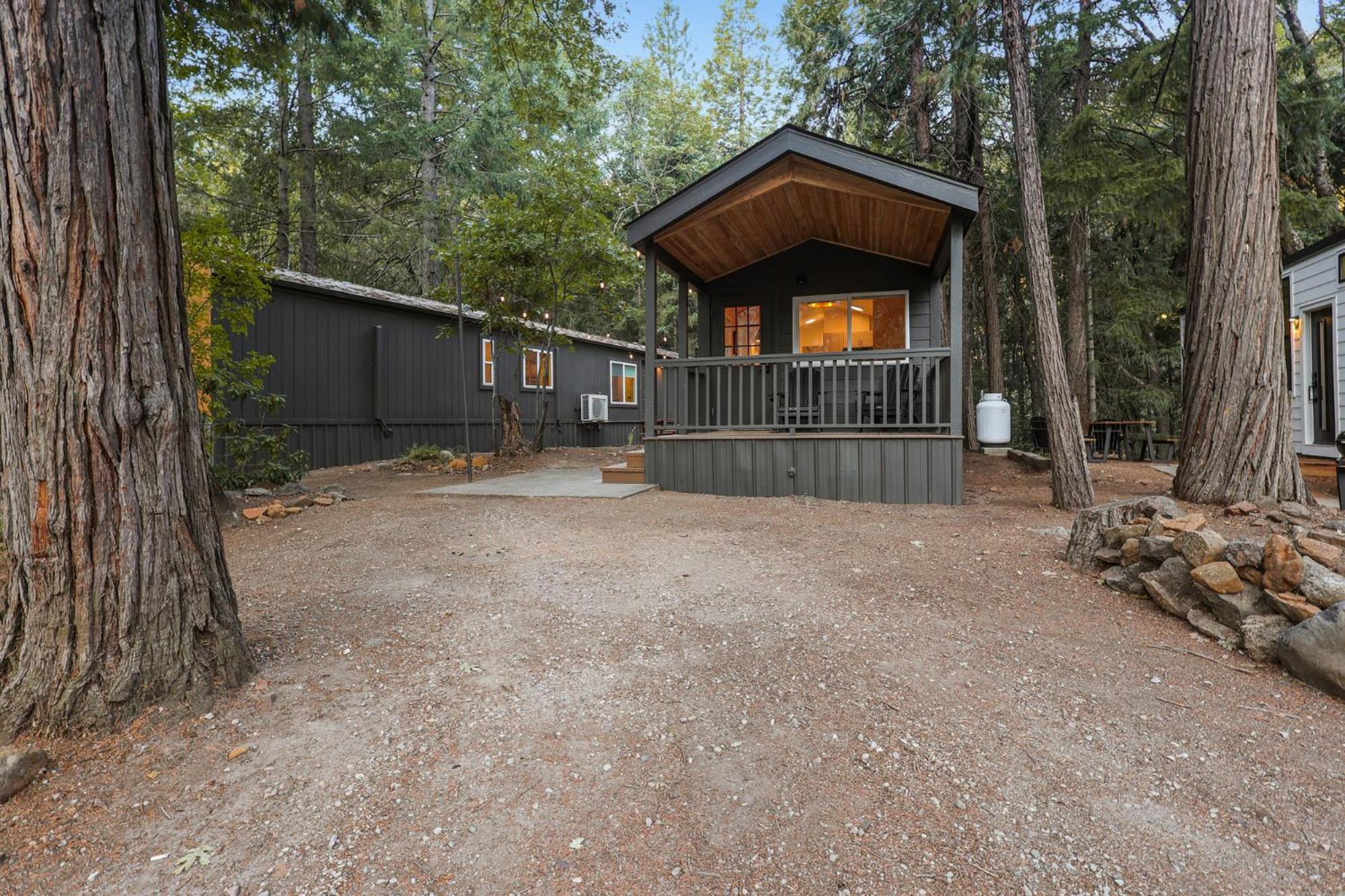 Cave Springs Resort Dunsmuir Extérieur photo